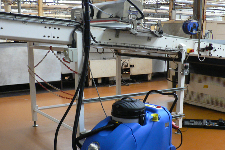 Integrated conveyor belt cleaning system