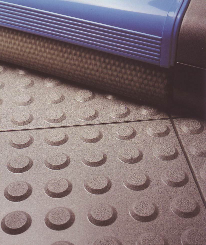 pressurised dry steam vapour vacuum cleaning equipment for use on ceramic floor surfaces
